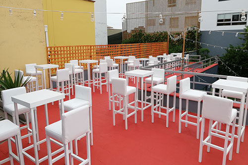 Mesa Alta y Sillas Altas con Respaldar Blaco(02)