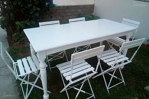 Mesa Vintage y Sillas de Madera (1)